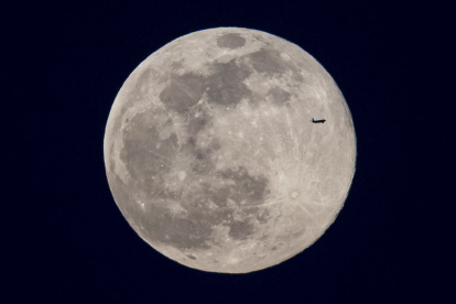 Imatge del satèl·lit de la Terra en el moment en el qual s’aprecia el vol d’un avió.