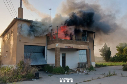 Dos hores per extingir un foc en una casa de l'Horta