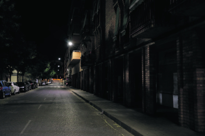 Una zona amb porxos del carrer Valls d’Andorra, a Balàfia, en la qual amb prou feines hi ha il·luminació.