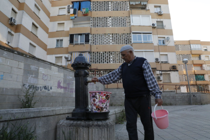 Un veí de la Mariola omple una garrafa en una font al maig.