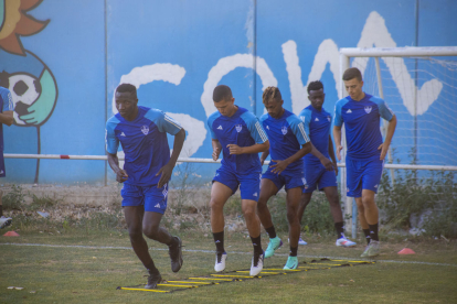 Jugadors del Lleida, entre els quals els nigerians Musa, Efe i Quadri, ahir en l’entrenament.