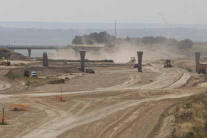 La construcció de l’autovia A-22 al tram de Raimat i Almacelles el 2011 i l’aspecte actual (a baix).