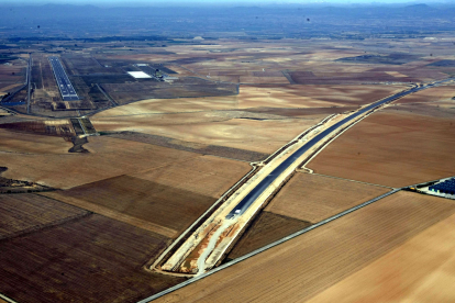 La construcció de l’autovia A-22 al tram de Raimat i Almacelles el 2011 i l’aspecte actual (a baix).