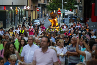 Desenes de persones van acompanyar la imatge de Sant Jaume durant la romeria.