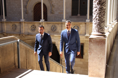 Aragonès i Sánchez pugen les escales abans de reunir-se ahir al Palau de la Generalitat.
