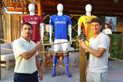 Mario Domingo i Campins, davant de les noves samarretes presentades ahir pel club a Biloba.