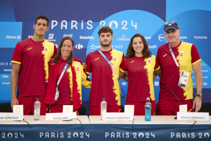 Emma Carrasco, a la dreta, durant la roda de premsa d’ahir de l’equip de natació a París.