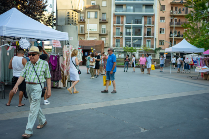 Clients comprant ahir al Mercat de les Rebaixes de la Zona Alta, a la plaça Ricard Viñes.