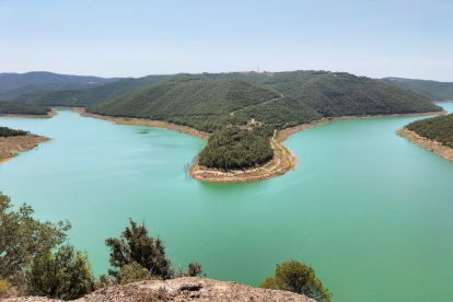 La península de Tiurana, on arribarà la tirolina després de recórrer 1,1 quilòmetres des de Vilaplana.