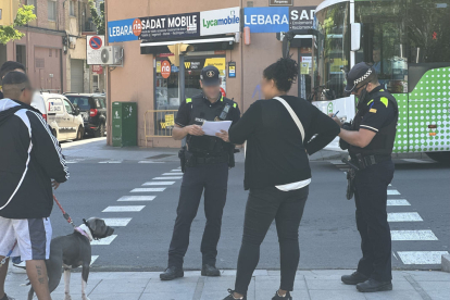 Una patrulla de la Urbana revisa la documentació d’un propietari d’un gos a Lleida.