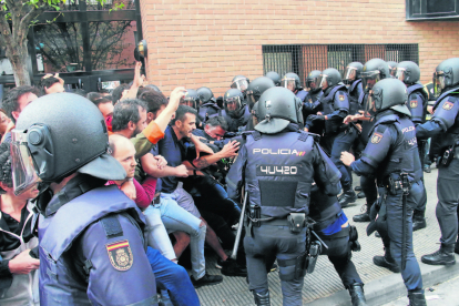 Imatge de la càrrega de la Policia Nacional al centre cívic de la Mariola l’1-O.