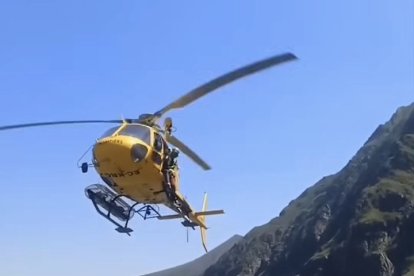 Imatge de la zona on es va produir el fatídic accident i de l’helicòpter de rescat dels Pompièrs Emergències d’Aran. - POMPIÈRS EMERGÈNCIES