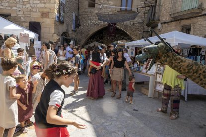 Una calle de Guimerà durante el mercado. - XAVIER SANTESMASSES