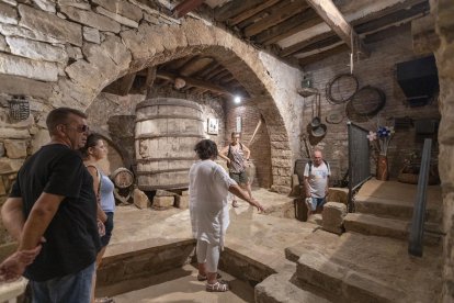 Las calles de Guimerà se llenan con la muestra de oficios como uno de los mayores atractivos del Mercat Medieval. - XAVIER SANTESMASSES