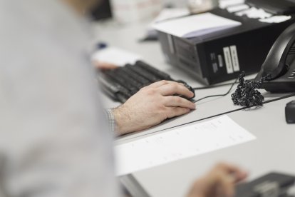 Un trabajador en una oficina.