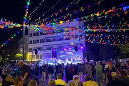 Lleida-Instituts-Sant Ignasi. Un nombrós públic va gaudir ahir a la tarda a la plaça d’Espanya d’un recital d’havaneres al colofó musical a la festa major d’aquest barri de la capital del Segrià. - PAERIA