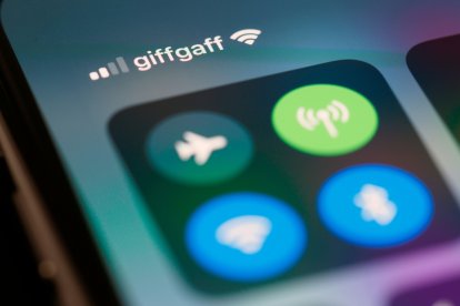 Imagen de varios botones, entre los que se encuentra el que activa y desactiva el Bluetooth.