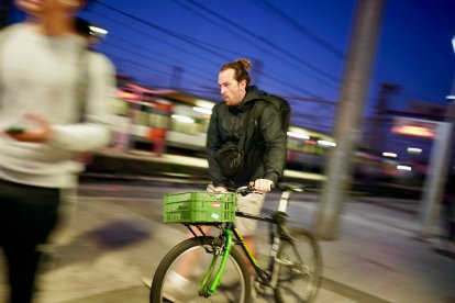 Un usuari en bicicleta a l'estació de Sant Vicenç de Calders.