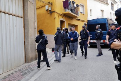 Un dels tres detinguts ahir a Alguaire i detalls de la retallada i el rifle requisats en l’operatiu. - MOSSOS D’ESQUADRA