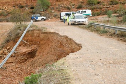 Una carretera dels Omellons, amb desperfectes a causa dels aiguats