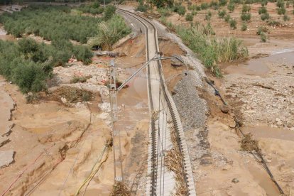 La via del tren, al seu pas pels Omellons, a les Garrigues, destrossada