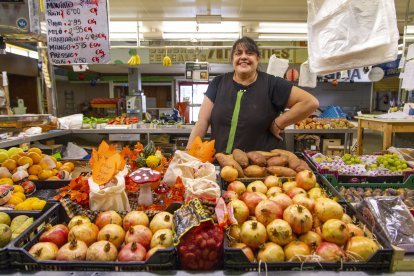 Àgueda Llobera, atenent ahir clients al mercat de Balàfia