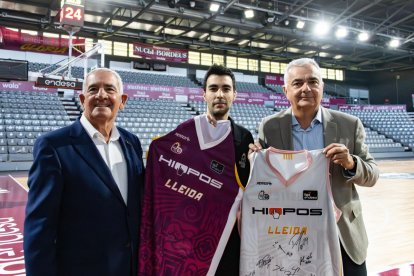 Visita del patrocinador principal. Andreu Pi, president d’A&K Holding, una de les empreses del qual, Hiopos, és l’espònsor de l’equip d’ACB, va visitar ahir l’equip i va rebre dos samarretes firmades per la plantilla. - FORÇA LLEIDA
