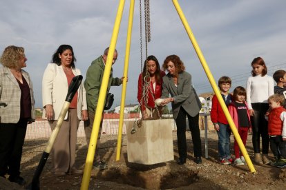 La consellera d'Educació i Formació Professional, Esther Niubó, i l'alcaldessa del Poal, Estela Lleonart, durant l'acte de col·locació de la primera pedra de la nova escola El Roser.