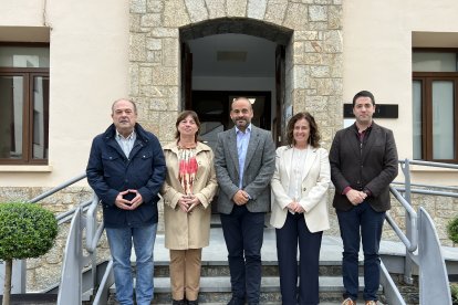 Cinc dels sis alcaldes i alcaldesses de capitals de comarca de l'Alt Pirineu i Aran reunits a Sort