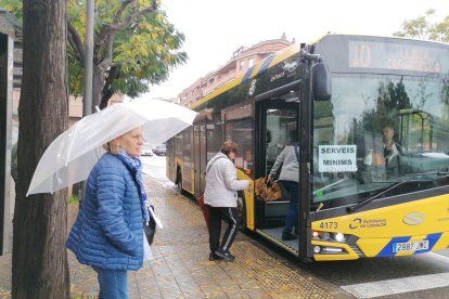 Un autobús urbà de Lleida, aquest dilluns en una parada del barri de Pardinyes amb el cartell de serveis mínims.