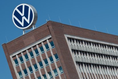 El logotipo de Volkswagen en un edificio.