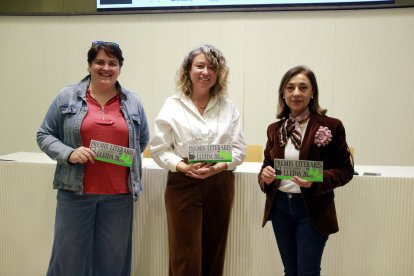 La vicepresidenta de l'IEI, Estafania Rufach; la regidora de Cultura de Lleida, Pilar Bosch, i tècnica de Cultura de la Paeria, Rosa Mesalles, a la presentació dels Premis Literaris de Lleida.