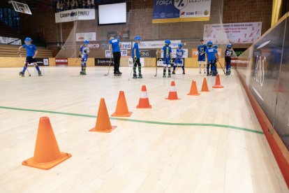 Una de les zones de la pista on s’aprecia que el parquet s’ha aixecat per la humitat. - AMADO FORROLLA