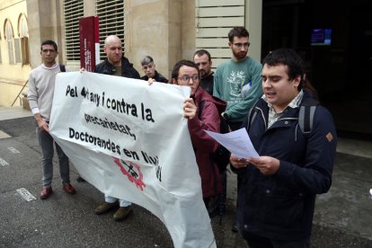 Un membre de Doctorandes en Lluita llegeix el manifest davant del Rectorat de la UdL