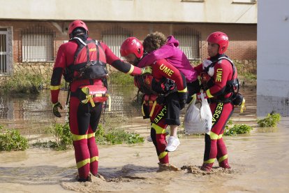 Efectivos de la UME rescatando a una mujer que quedó atrapada