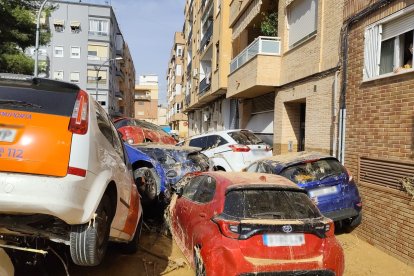 Palacio explica que los voluntarios han de subirse a los coches para entregar alimentos por los balcones a los ciudadanos que aun estan bloqueados en sus viviendas.