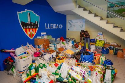 El vestíbulo de las instalaciones del Camp d’Esports se llenó de alimentos y productos para Valencia