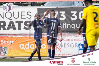 Els jugadors de l'Atlètic Lleida celebren un gol.