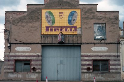 El que va ser un cartell comercial és ara una obra d’art abandonada