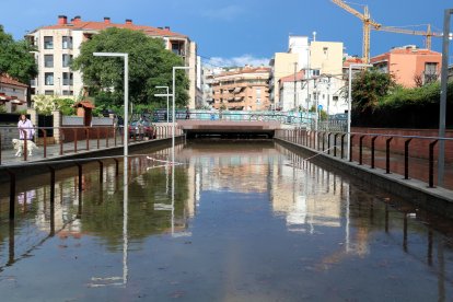 Pas subterrani unundat a l'avinguda de la Pineda Castelldefels.