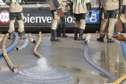 Efectivos del cuerpo de Bomberos extraen agua del parking subterráneo del Centro Comercial Bonaire.