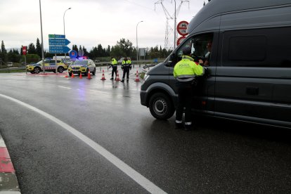 Agents dels Mossos restringeixen l'accés a l'AP-7 a l'Aldea i informen els conductors.