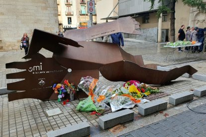 Flors al monument que es trobada davant del lloc on estava el Liceu Escolar, a l'avinguda Blondel.