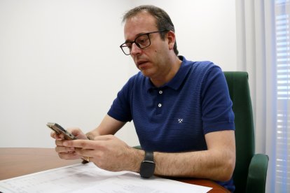 L'alcalde de Mollerussa, Marc Solsona, mirant el mòbil