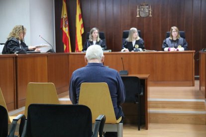 L'home condemnat per abusar d'una menor al banc dels acusats de l'Audiència de Lleida.