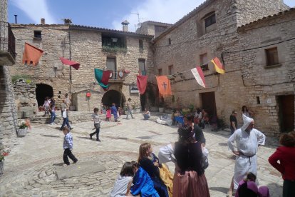 La plaza de Montfalcó durante una edición de la feria medieval.