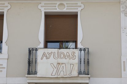 Una pancarta con una petición de ayuda cuelga de un balcón de la localidad de La Torre (Valencia).