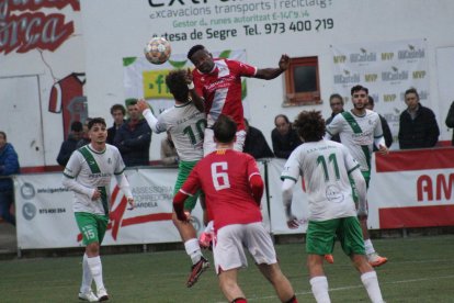 Un jugador de l’Artesa de Segre i un altre del Turó Peira pugnen pel control d’una pilota aèria. - JOAN BOVÉ