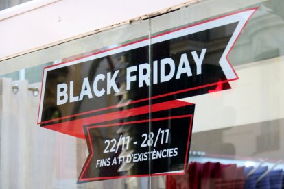 Imatge d'arxiu d'un cartell en una botiga en el Black Friday.