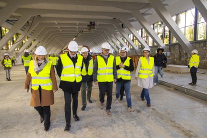 Un moment de la visita d'obres d'aquest dimecres al Palau de Vidre.